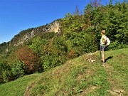 42 Vista ravvicinata verso la piega anticlinale della Corna Rossa